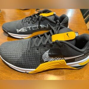 Nike Men's React Hyper Lift Black and Yellow Athletic Sneakers.  Size 13